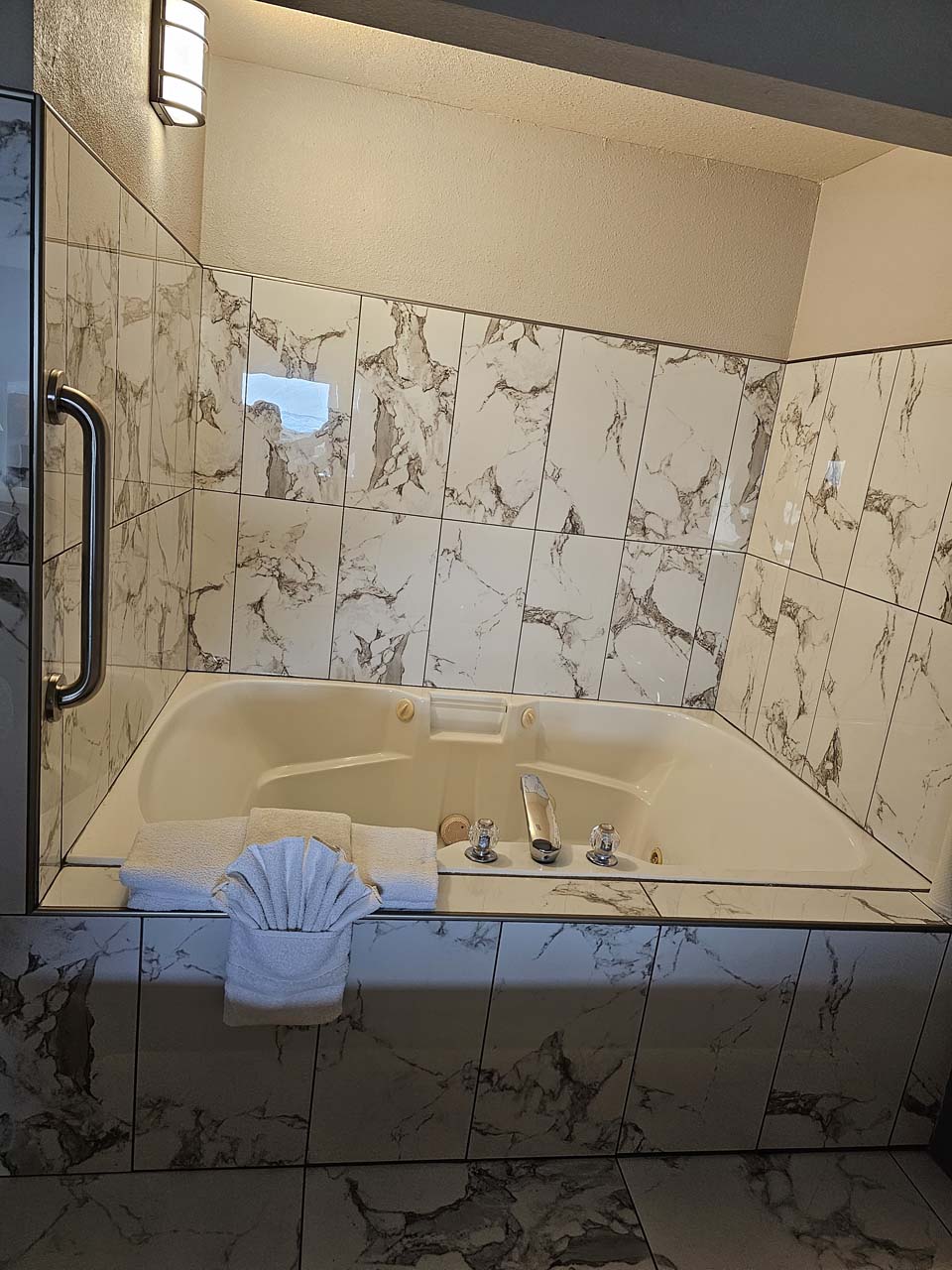 Jacuzzi tub and towels